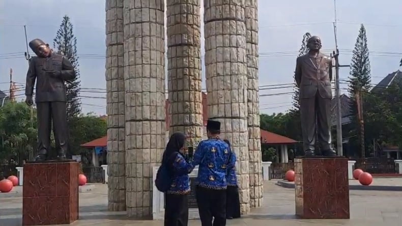 Heboh! Kepala Patung Bung Karno Miring Tertimpa Tenda di Indramayu