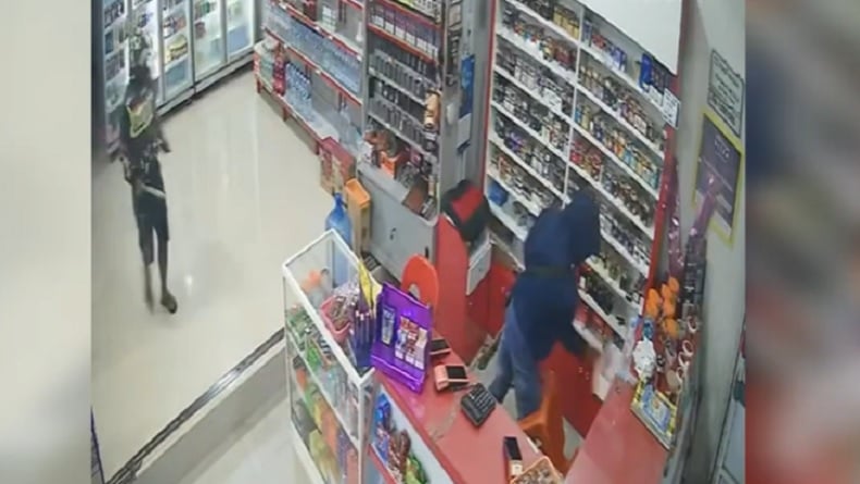 2 Pria Bertopeng Rampok Minimarket di Sidrap Terekam CCTV, Kini Diburu Polisi
