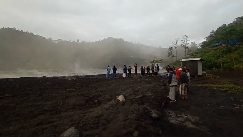 Warga Berdatangan ke Jalur Lahar Gunung Semeru, Penasaran dengan Dampak Erupsi