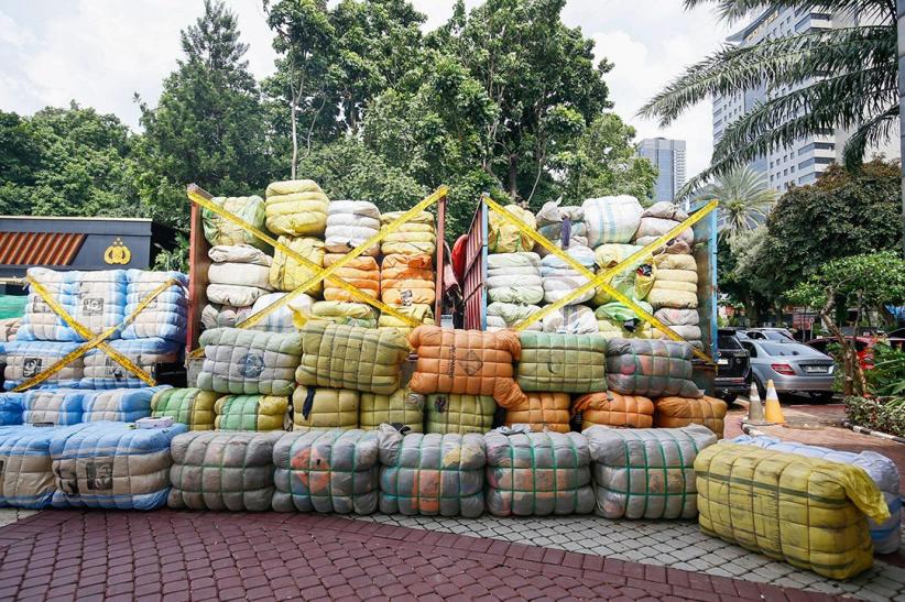Penampakan Pakaian Bekas Impor Ilegal Senilai Rp4 Miliar - Bagian 5