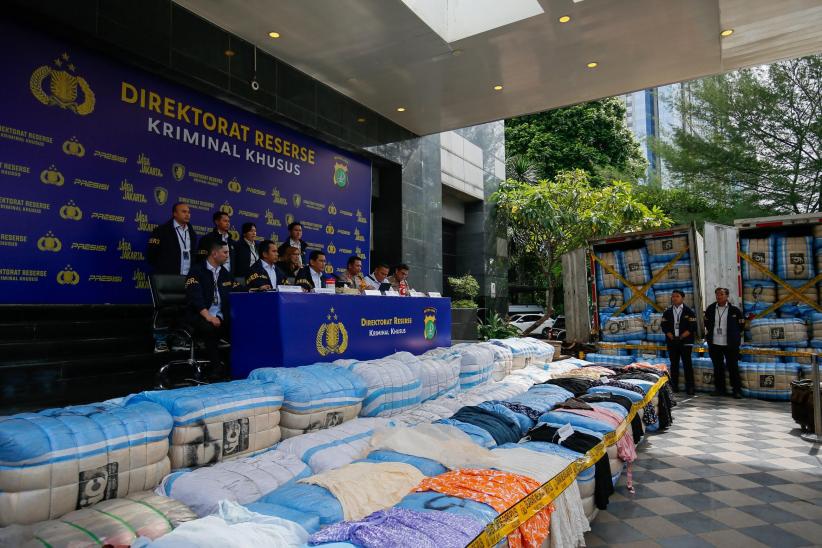 Penampakan Pakaian Bekas Impor Ilegal Senilai Rp4 Miliar - Bagian 4