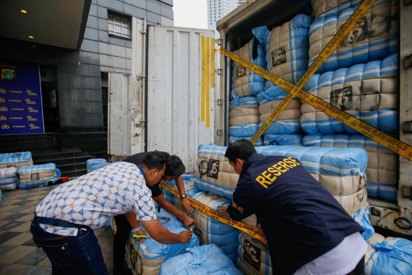 Penampakan Pakaian Bekas Impor Ilegal Senilai Rp4 Miliar - Bagian 2