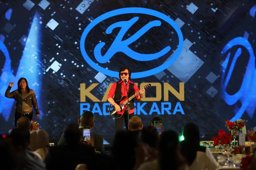 Bawa Lagu Nostalgia, Penampilan Katon Bagaskara Menghibur di Eyewear Trunk Show - Bagian 4