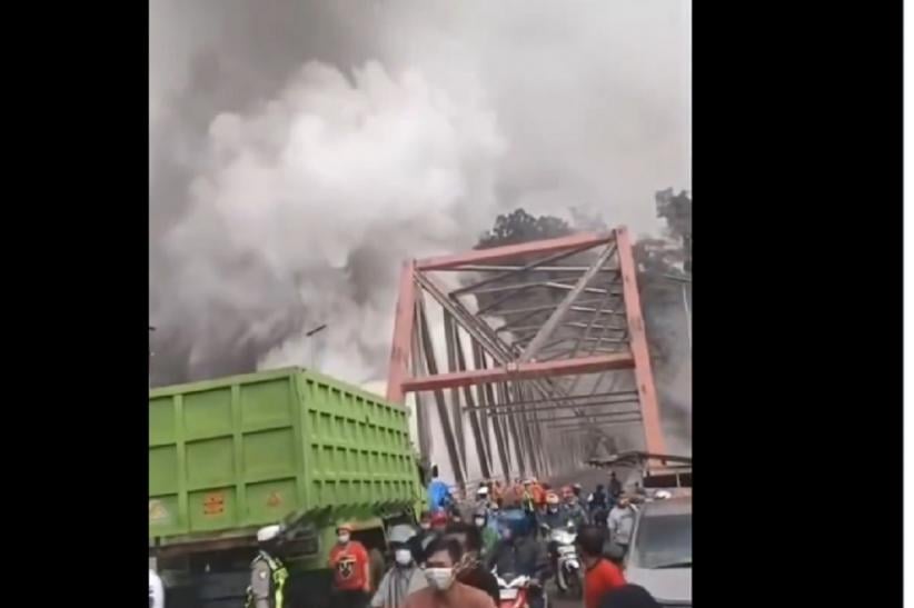 Viral Warga Lihat Banjir Lahar Dingin Semeru di Gladak Perak, Arus Lalin Macet