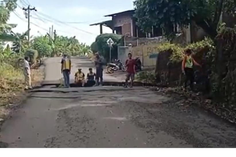 Jalur Cilacap-Ciamis Ambles 1 Meter Diguyur Hujan Deras, Arus Lalin Putus Total
