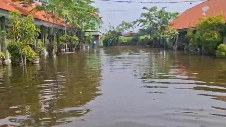 Banjir di Tanggulangin Sidoarjo Belum Surut, Aktivitas Warga Terganggu
