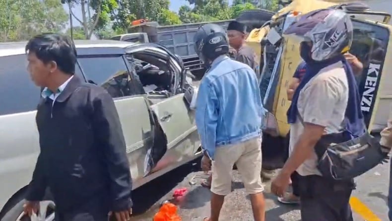 Tabrakan Innova dengan Truk Boks di Bangkalan, Sekeluarga Lolos dari Maut
