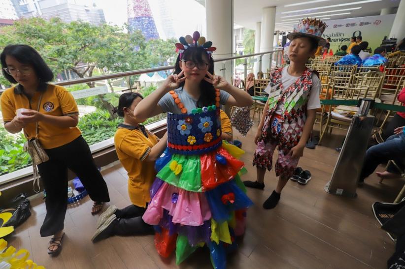 Momen Anak-Anak Disabilitas Tampilkan Permainan Angklung hingga Fashion Show - Bagian 2