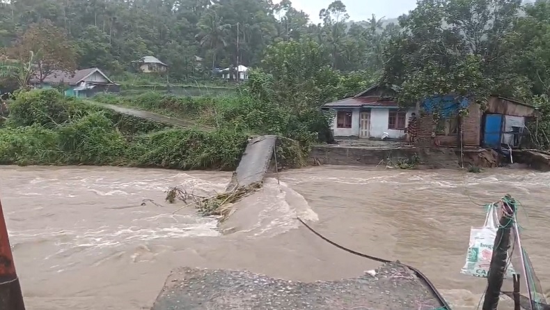 Jembatan Putus Diterjang Arus Sungai Andaleh Tambangan, Warga di Tanah Datar Terisolasi