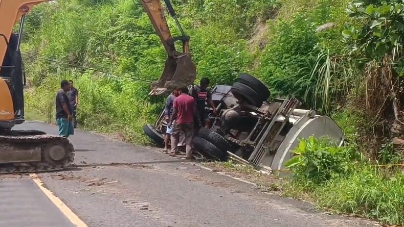 Truk Tangki Diduga Angkut Solar Subsidi Kecelakaan di Tulungagung, Sopir Kabur