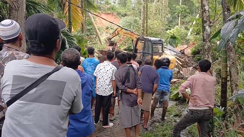 Longsor di Batang Anai Sumbar Kejutkan Warga, Rumah Jauh dari Bukit Hancur Diterjang
