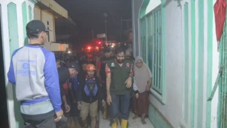 Gunakan Perahu Karet, Gubernur Aceh Muzakir Manaf Pantau Korban Banjir