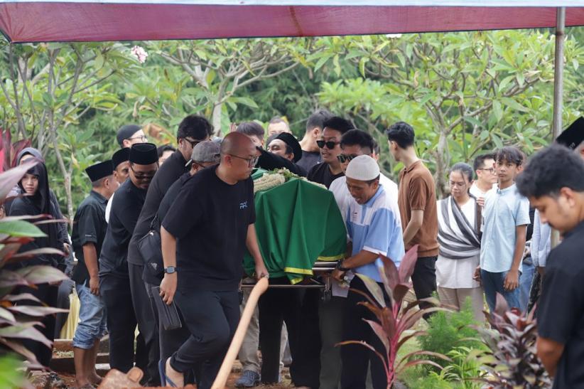 Raisa Ditemani Hamish Daud Mengantar Jenazah Sang Ibu ke Pemakaman - Bagian 5