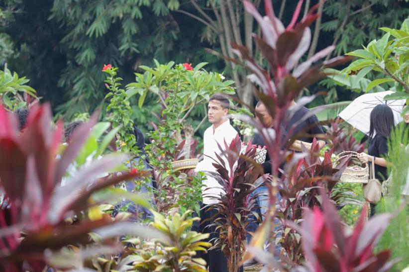 Raisa Ditemani Hamish Daud Mengantar Jenazah Sang Ibu ke Pemakaman - Bagian 4