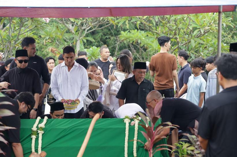 Raisa Ditemani Hamish Daud Mengantar Jenazah Sang Ibu ke Pemakaman - Bagian 2