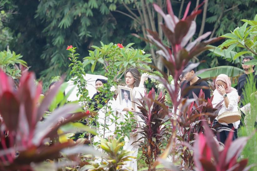 Raisa Ditemani Hamish Daud Mengantar Jenazah Sang Ibu ke Pemakaman - Bagian 3