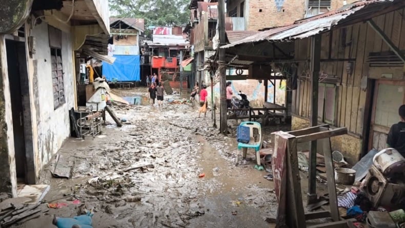 Banjir Surut, Warga Medan Kesulitan Air Bersih untuk Bersihkan Lumpur Tebal