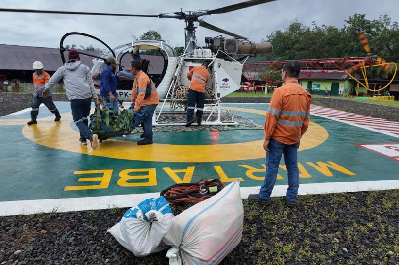 Pengiriman Bantuan untuk Korban Bencana di Tapanuli Selatan dengan Helikopter - Bagian 1