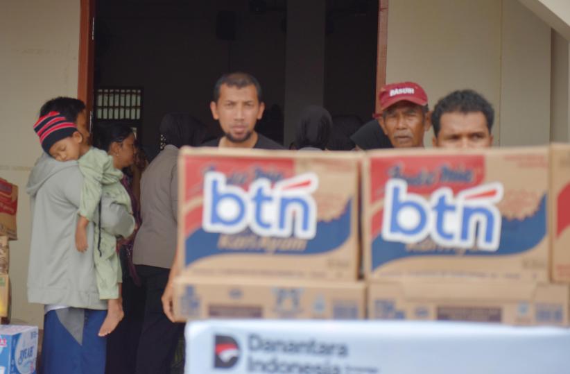 Korban Bencana Padang Dapat Bantuan Kebutuhan Pokok - Bagian 3