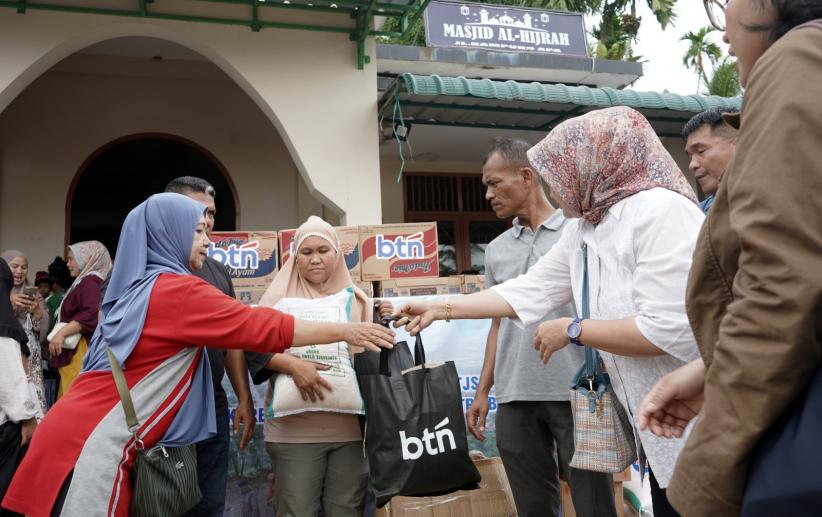 Korban Bencana Padang Dapat Bantuan Kebutuhan Pokok - Bagian 2