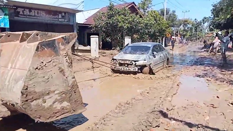 Dampak Banjir Pidie Jaya, Kendaraan Tertimbun Lumpur Tebal Mulai Dievakuasi Gunakan Alat Berat