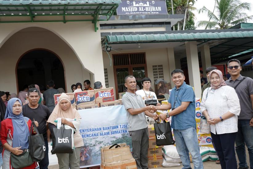 Korban Bencana Padang Dapat Bantuan Kebutuhan Pokok - Bagian 4