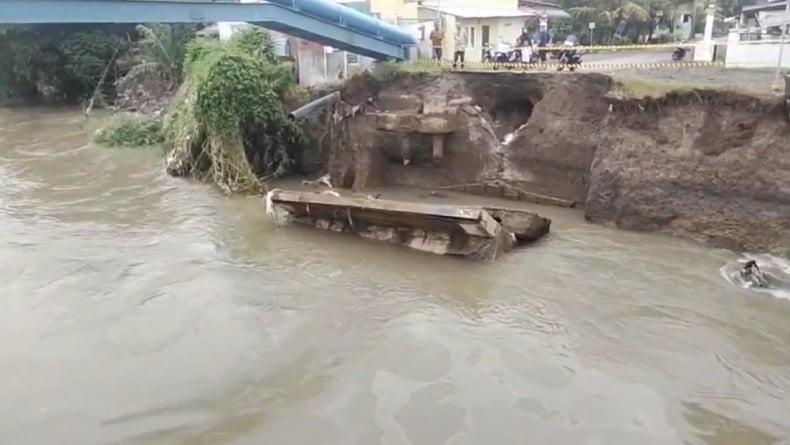 Jembatan Arun Daluh Ambruk Diterjang Banjir, Warga 2 Desa di Deli Serdang Terisolasi