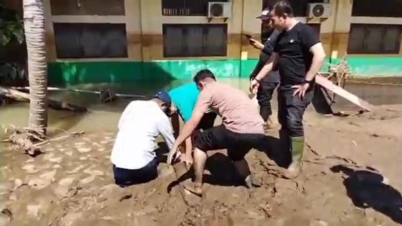 Terperosok saat Tinjau Sekolah, Kadisdik Aceh Terjebak Lumpur Setebal Lebih dari 1 Meter