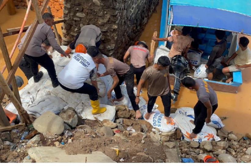 Polda Sumut Bangun Jembatan Darurat di Tapteng, Pulihkan Akses Warga dan Jalinsum