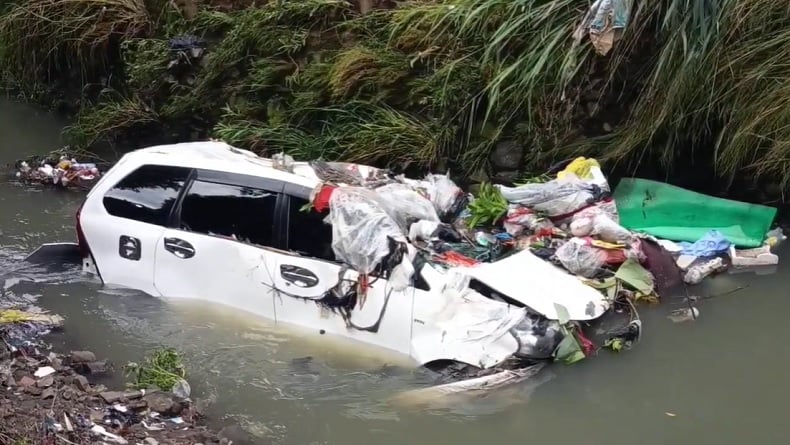 Tembok Pagar Rumah di Bandung Jebol, 2 Mobil Hanyut Terbawa Banjir Masuk Sungai