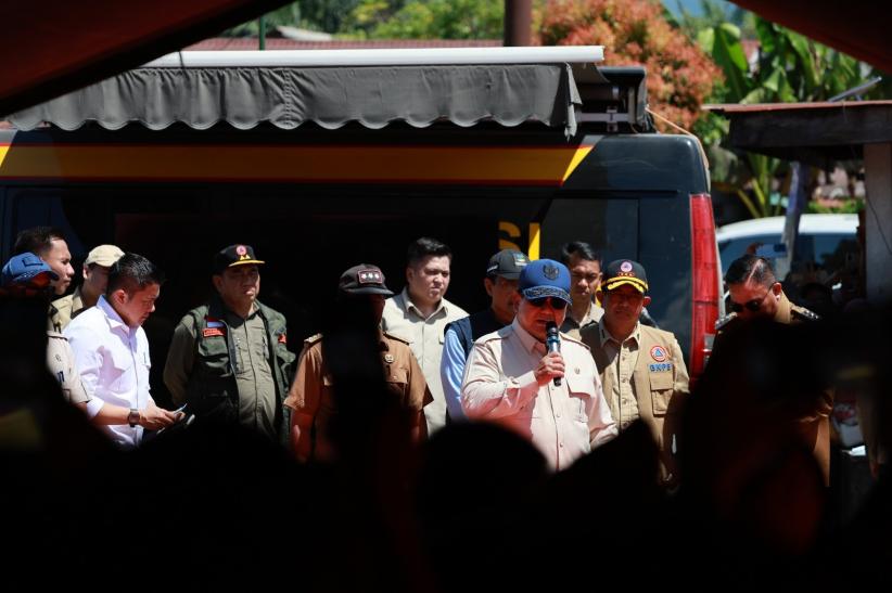 Momen Presiden Prabowo Temui Korban Bencana di Tapanuli Tengah - Bagian 3