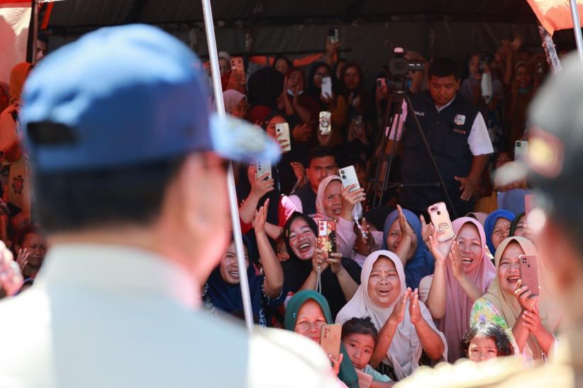 Momen Presiden Prabowo Temui Korban Bencana di Tapanuli Tengah - Bagian 2