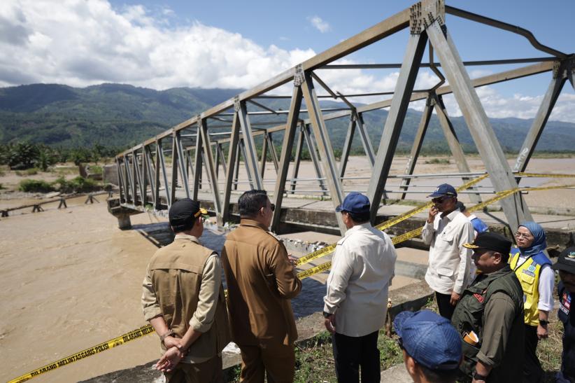 Momen Presiden Prabowo Temui Korban Bencana di Tapanuli Tengah - Bagian 4