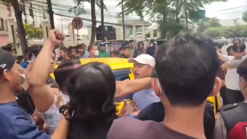 Unjuk Rasa di Gowa Ricuh, Massa Bentrok dengan Pengendara dan Aparat