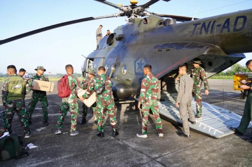 Jalur Darat Putus, TNI Kirim 1,5 Ton Bantuan Logistik ke Langsa dan Aceh Timur Gunakan Heli