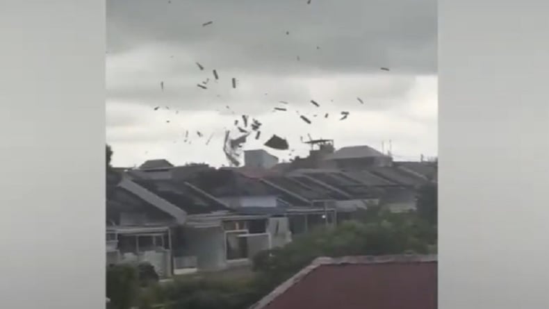 Mencekam! Detik-Detik Puting Beliung Terjang Baubau, Atap Rumah Beterbangan