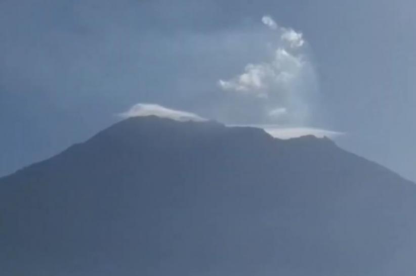 Viral Asap Putih Keluar dari Kawah Gunung Agung di Karangasem Bali, Fenomena Apa?