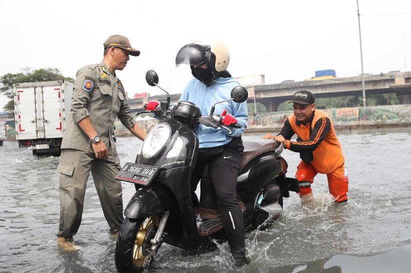 Banjir Rob Rendam Kawasan Jakarta Utara - Bagian 3
