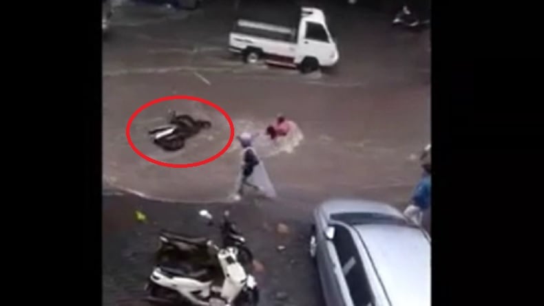 Kepanikan saat Banjir Bandang Terjang Sukabumi Terekam Kamera Warga, Motor Hanyut