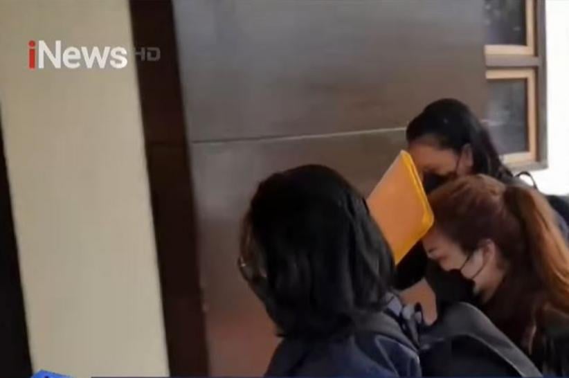 Lisa Mariana Dicecar 47 Pertanyaan soal Video Syur, Langsung Dibebaskan usai Diperiksa