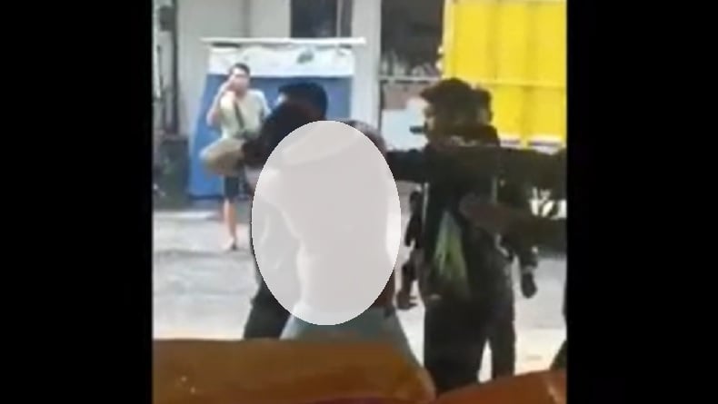 Viral! Sopir Truk dan Pegawai Bank Plecit Adu Jotos di Gunungkidul