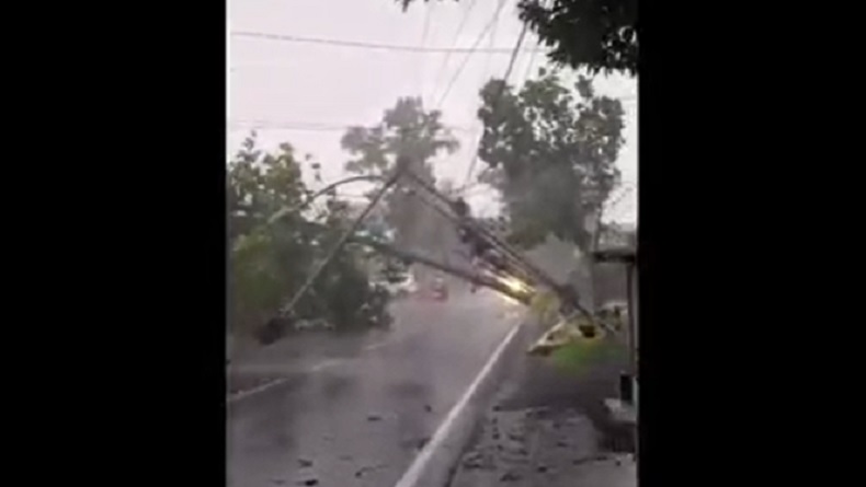 Mencekam! Puting Beliung Terjang Bondowoso Terekam Kamera Warga, Rumah Rusak Pohon Tumbang