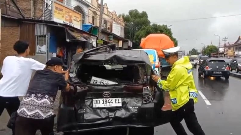 Kecelakaan Beruntun akibat Rem Blong, Truk Tabrak 3 Kendaraan di Maros 