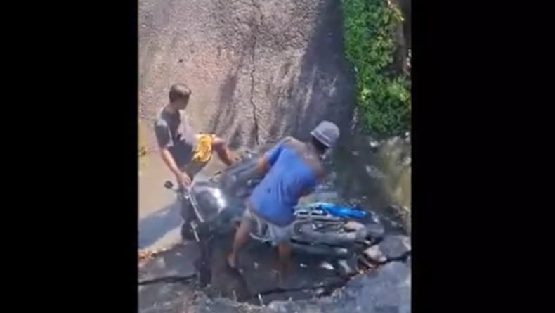 Jembatan di Pulau Gili Genting Sumenep Ambles, 2 Pemotor Terjatuh