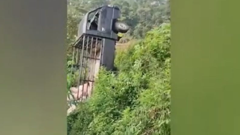 Kecelakaan di Lebak, Mobil Pikap Bermuatan Semen Jatuh ke Jurang