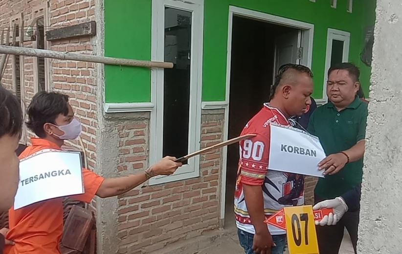 Rekonstruksi Pria di Pringsewu Bunuh Kakak Ipar, Saksi Keluarga Emosi Pukul Tersangka