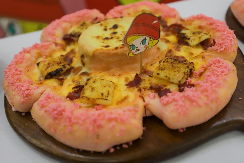 Mencicipi Pizza Penuh Warna dengan Tema Molly - Bagian 4