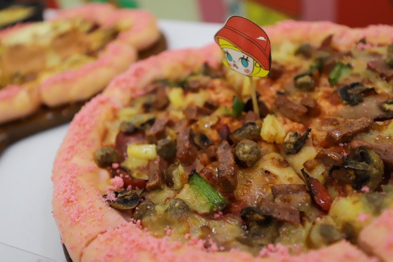 Mencicipi Pizza Penuh Warna dengan Tema Molly - Bagian 3