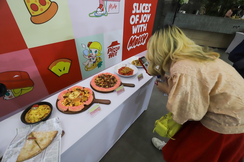 Mencicipi Pizza Penuh Warna dengan Tema Molly - Bagian 2
