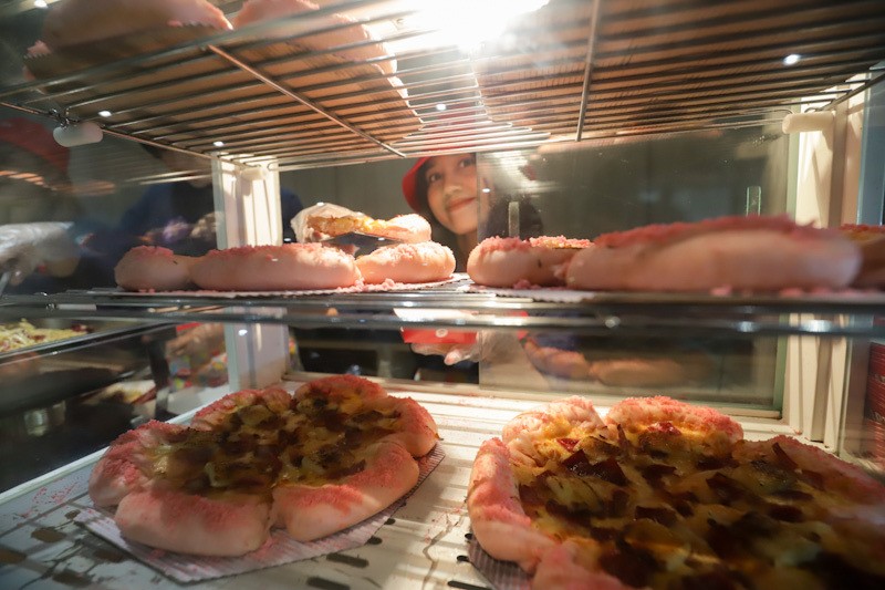 Mencicipi Pizza Penuh Warna dengan Tema Molly - Bagian 1